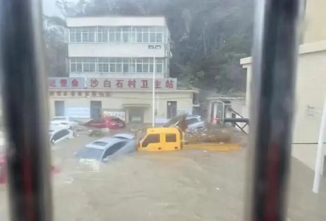 上海飞机一头扎进台风"心脏"！10余省份明天还将波及！台湾死亡人数增至17人