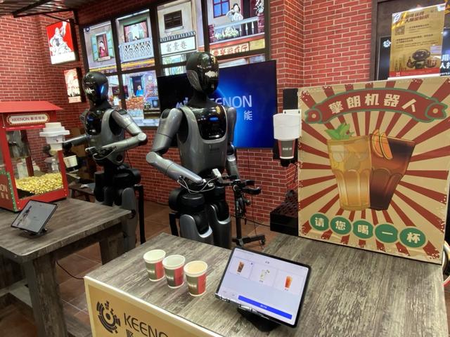 机器人技能哪家强？它们在这里敲鼓、做饭、写书法…...