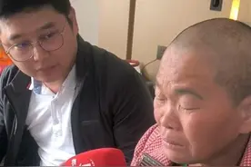 “为弟追凶27年”案今日开庭，姐姐李海玉想带父亲遗照进入法庭图片