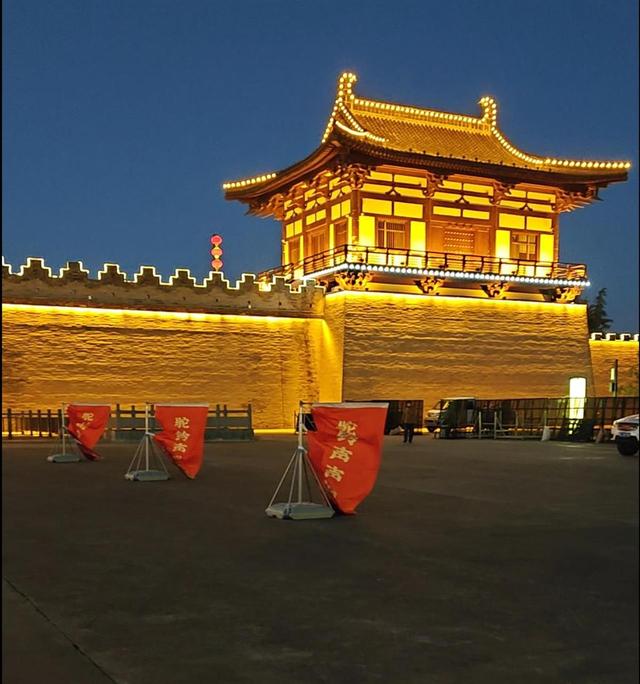 新疆骆驼队4个多月跨越3000公里行程即将画上句点：洛阳多部门定于明日在定鼎门举办欢迎仪式，当地拉来1000斤草料喂骆驼