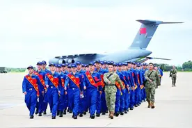 空军使用运-20运输机集中运送新飞行学员至空军航空大学报到图片