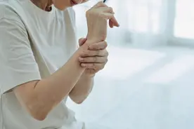 手腕疼痛动不了，小心得了腱鞘炎图片