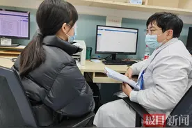 女子双腿长满“火激红斑”，竟是因为这种“取暖神器”图片