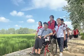 守墓“父子兵”：83年的默默守护图片