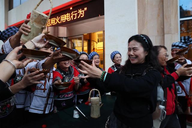 首批川渝游客组团罗甸过“暖冬”