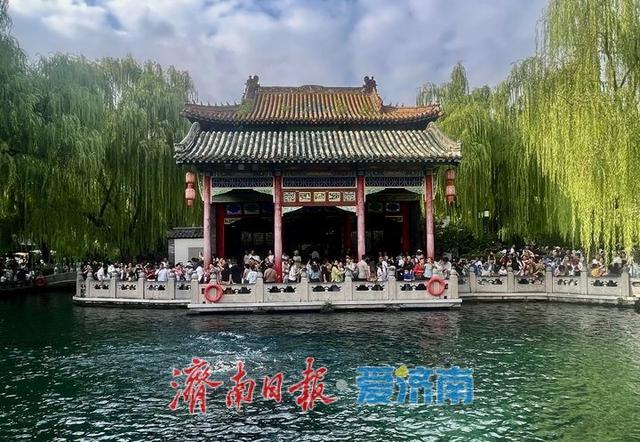 一年四季 泉在济南丨“趵突腾空”引客来 暑期尾声，趵突泉游客络绎不绝