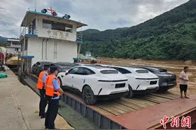 50辆国产新能源汽车陆续经西双版纳关累港出口缅甸图片