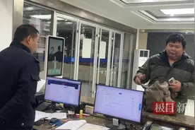 男子打车回家把手机落在车上，出租车司机暖心送回图片