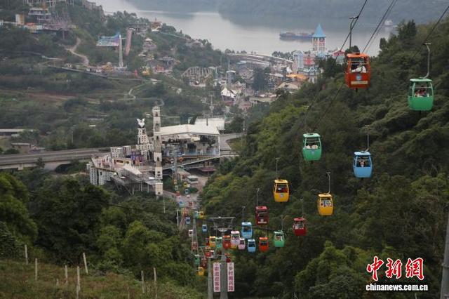 初冬时节三峡库区沿江小镇美景引游客
