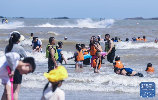 浙江舟山：东海之滨迎来暑期“游客潮”