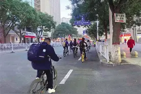 学生骑行不能“闹着玩” 出行安全得重视图片