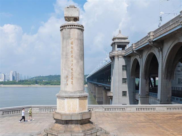 历史上的今天：武汉长江大桥全面开工建设