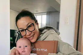 奶奶的新“挂件”！61岁杨紫琼狂晒与爱孙合照图片