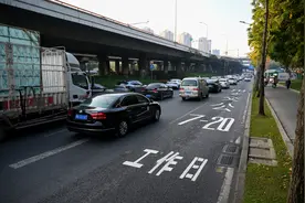 @司机朋友 30日起，成都三环路公交车道非工作日不限行！图片