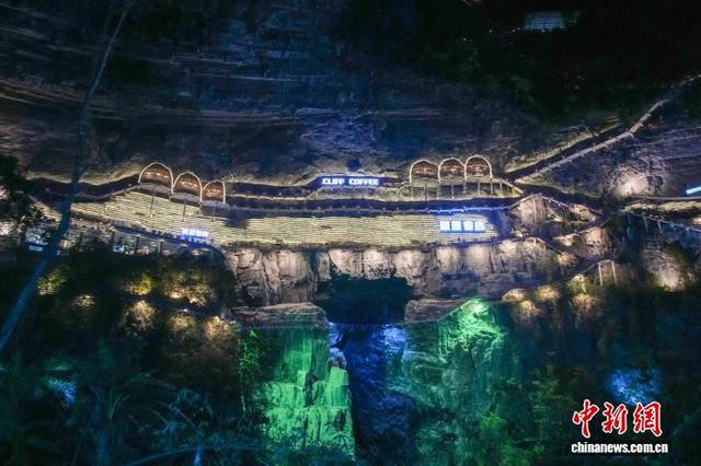 探秘“地心入口”  游客“打卡”广西罗城网红悬崖书店