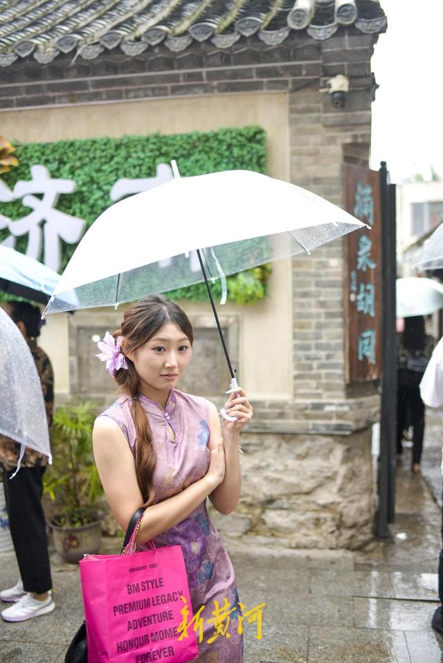 雨中泉城美景，为游客拍写真添古韵