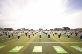 “最多人同时交替步跳绳” 花都千名青少年创吉尼斯世界纪录图片