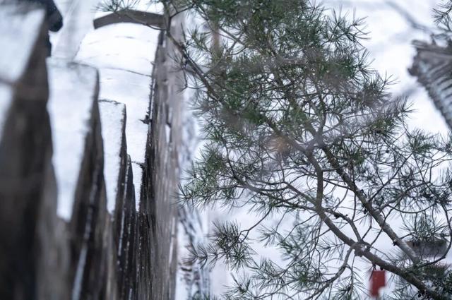 八达岭长城喜提初雪，银装素裹美成水墨丹青