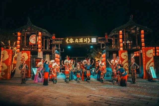 国庆必打卡！打铁花+烟花秀+沙滩狂欢…妈祖影视城快乐加载中！
