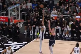 不跳vs暴跳！😲约基奇超高抛射 越过文班极致封盖图片