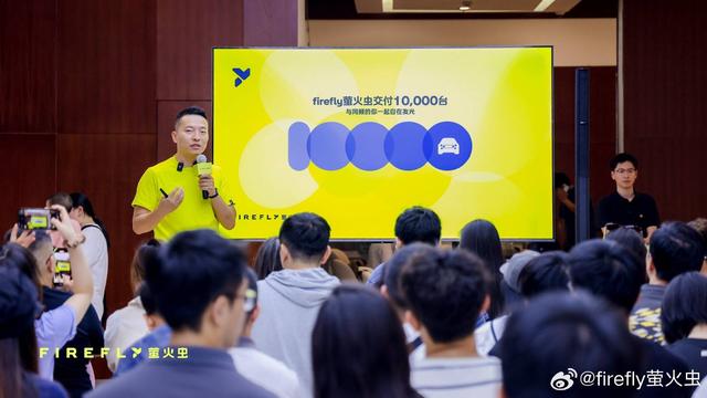 早报｜iPhone 17 Pro 或配备 8 倍光学变焦/廉价版特斯拉 Model Y 内饰曝光/宇树创始人回应「机器人跳舞拳击没用」