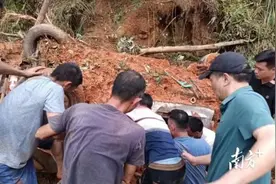 滑坡后的接力救援：货车司机被埋27小时后“死里逃生”图片