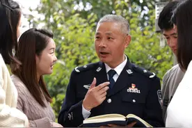 儿子把刀架在父亲脖子上还闹自残；儿子为什么要离家出走？每件事皆有原委| 你好！警察节特别报道图片