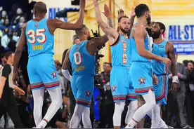 杜兰特：和库里一起打球太简单了 他不需要球 也没有强势的个性图片