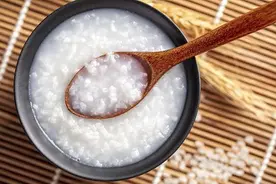 喝粥养胃？小心越喝越伤！自查这3种喝粥方式，赶紧改图片