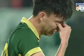 🙏双手指天泪洒赛场！18岁王钰栋轰世界波，打入赛季个人第4球图片