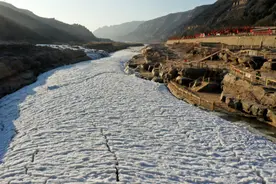 持续低温，黄河壶口瀑布出现“流凌叉桥”奇特景观图片