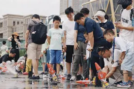 50余名小学生在杭州放飞水火箭 “抖音水火箭科学日”暑期持续征集视频图片