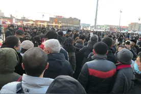 刀郎2025年第一场演唱会北京开唱，场外中老年歌迷聚集，有人称抢票多次无果图片