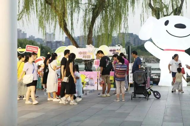 一键收藏！中秋遇国庆，带上这份攻略畅游曲江！