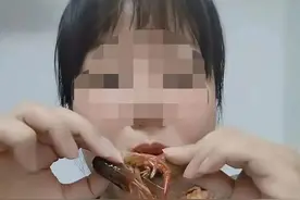 女子吃小龙虾画面，惊呆网友！医生：不建议这么吃，严重可致癌图片