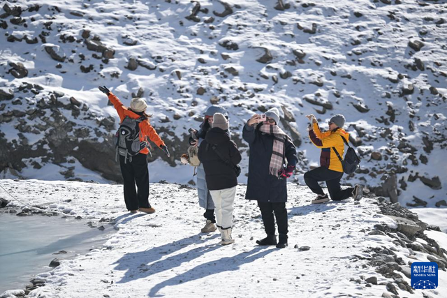 青海门源：冬日雪山旅游热