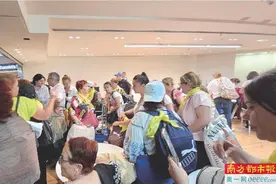 “往避弹间跑了七八次，看见火箭弹碎片把汽车砸倒”图片