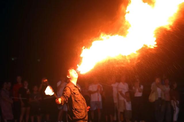 省内外游客涌来，珠海这里又火了！一米长烤串卖爆！