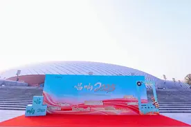 ​万人同挥荧光棒！杭州学军中学把新年文艺会办到了奥体中心体育馆图片