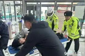 急！孕妇临产碰上晚高峰，青岛交警15分钟送到医院图片