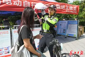 10分钟生成行驶证，汉警快骑走进高校图片