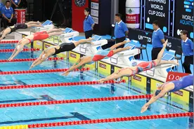 （体育）游泳——世界杯：女子100米自由泳决赛赛况图片