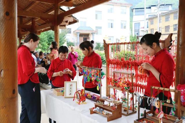 这里的柿子可以摘！代溪镇，距四坪仅12公里，2天1夜烹茶酌酒，玩转非遗！