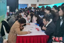 新疆2025年高校毕业生春季招聘大会在乌鲁木齐启幕图片
