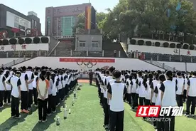 株洲市一中举行2025级新生军训开营仪式图片