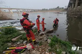 两男子河中钓鱼被困，宁乡消防成功营救图片