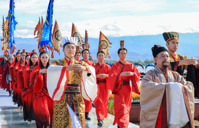【跟着川超游凉山】西昌第八届邛海开海节启幕，68.8斤“鱼王”诞生！