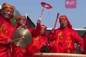 盱眙800人上街巡游展民俗，吆喝游客“尅龙虾”图片