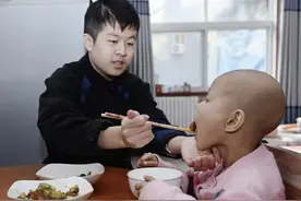 跟着视频学做饭，16岁哥哥辍学陪6岁妹妹抗癌图片