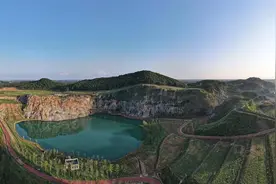 武汉灵山矿区生态修复，让灰色矿坑“披绿生金”图片